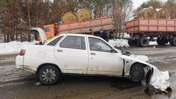 Погиб пожилой мужчина: легковушка влетела в КамАЗ на севере Омской области