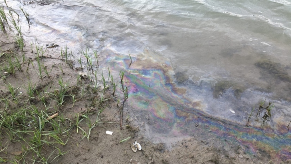 В Омске на Иртыше снова обнаружили нефтяные пятна