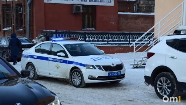 Приставы забрали автомобиль у омича, нарушившего ПДД более 100 раз