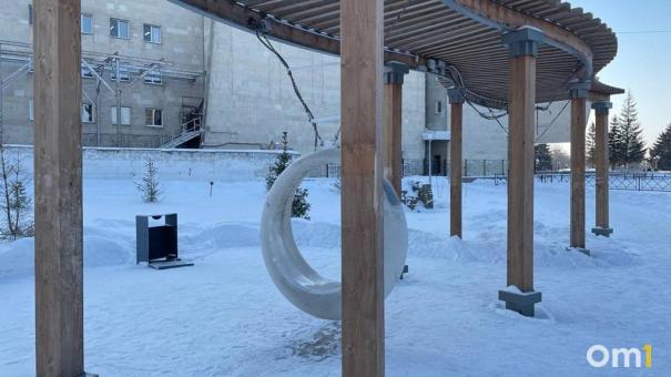 Омичам рассказали, что стало с качелями на Театральной площади
