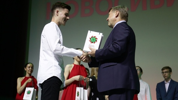 764 выпускника в Новосибирске окончили школу с золотой медалью