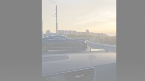 Bentley разбил ограждение моста: страховая выплатит 900 тысяч рублей