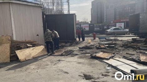 В Омске начали разбирать торговый павильон на «Кристалле»
