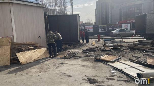 В Омске начали разбирать торговый павильон на «Кристалле»