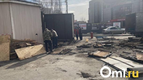 В Омске начали разбирать торговый павильон на «Кристалле»