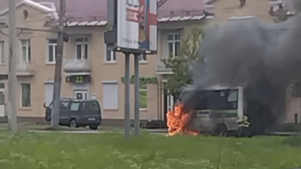 В Омске на остановке ПО «Полет» маршрутка сгорела дотла