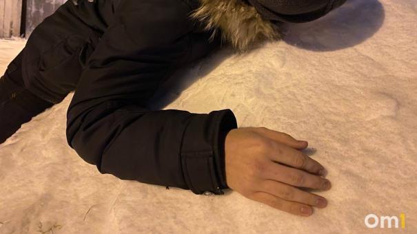 Омич потерял сознание на улице и едва не замёрз насмерть