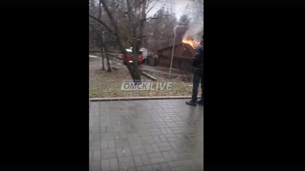 Собралась толпа очевидцев: на омском «Зелёном острове» случился пожар в этно-парке «Ферма»