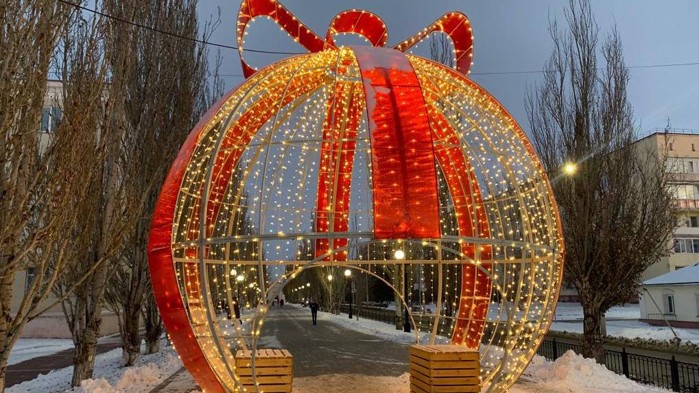 В Омске начали устанавливать светодиодные конструкции к Новому году