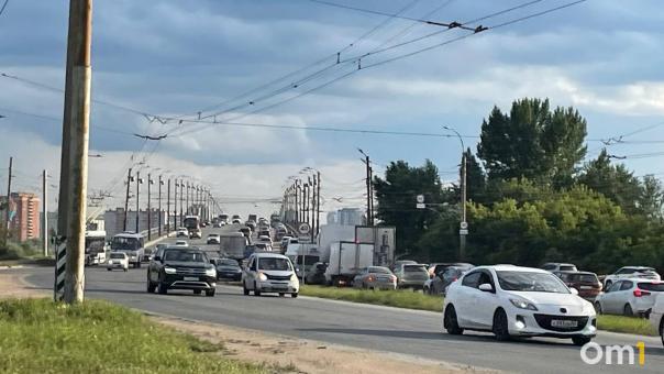 Мост у Телецентра встал в огромной пробке
