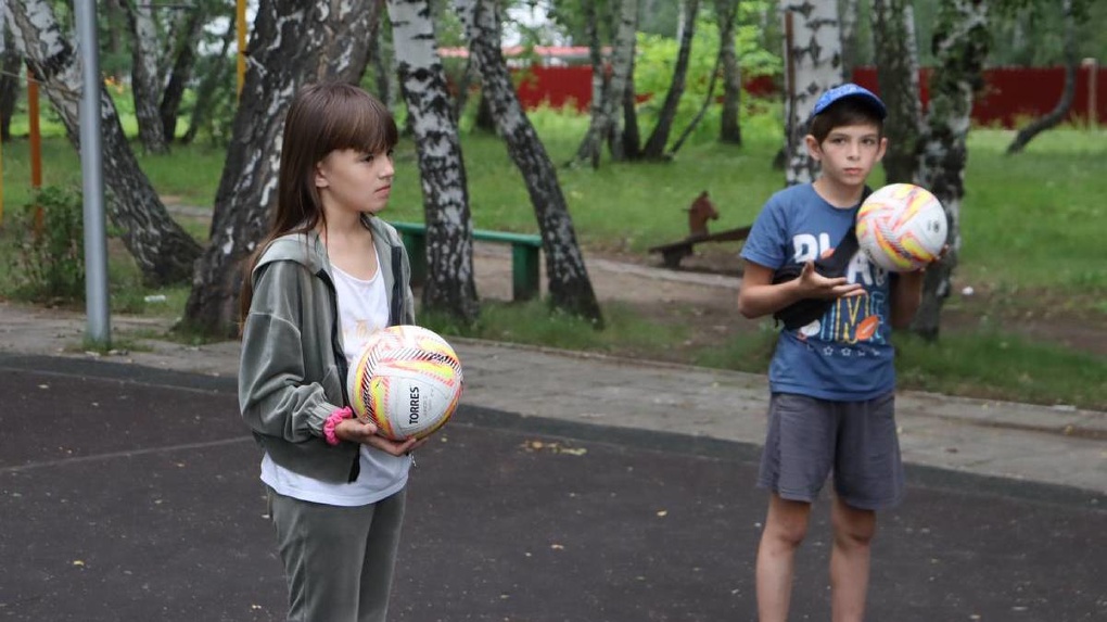 «Единая Россия» устроила спортивный праздник для детей из Донбасса, которые живут в Омске