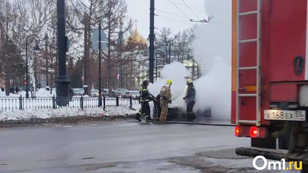 В центре Омска загорелась машина