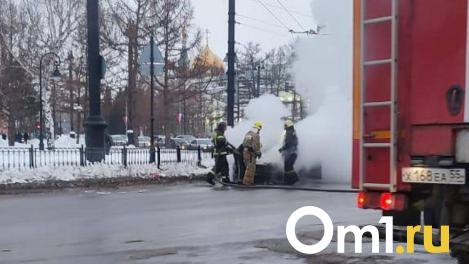 В центре Омска загорелась машина