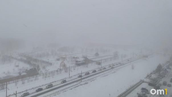 Опасный снегопад накрыл Омск