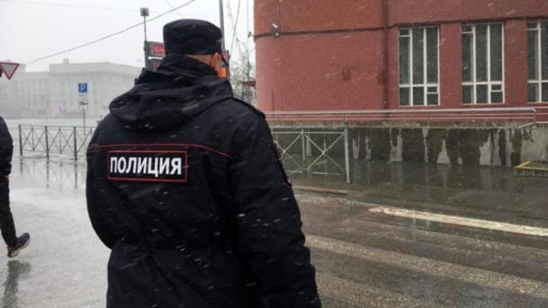 Труп мужчины нашли в кустах напротив детской площадки в Новосибирске