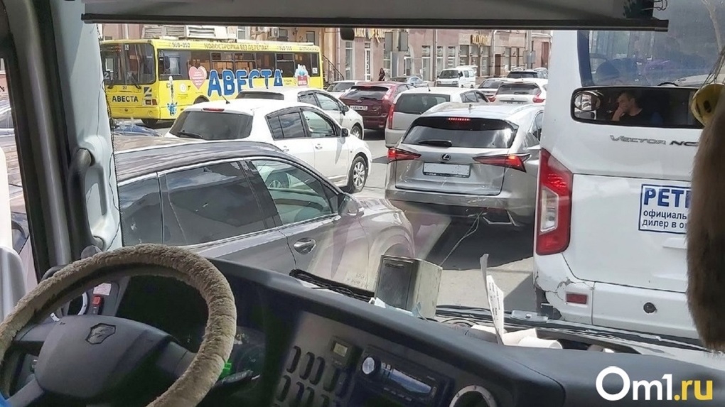 Пробка на километр: фура перекрыла дорогу на Бердском шоссе в Новосибирске