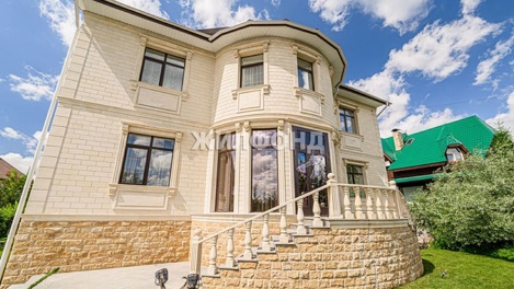 Кинотеатр, сад и художественная роспись: шикарный особняк за 103 млн рублей продают в Новосибирске. ВИДЕО