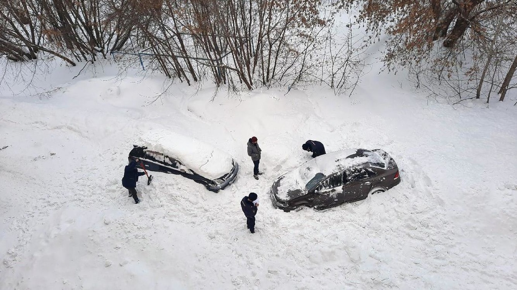 В Новосибирске на парковку обрушилась снежная лавина: засыпало два автомобиля