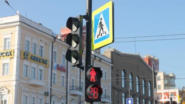 На омских дорогах будут удалённо корректировать работу светофоров
