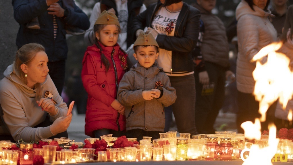 Сотни свечей горят на Монументе Славы в Новосибирске. Онлайн-репортаж