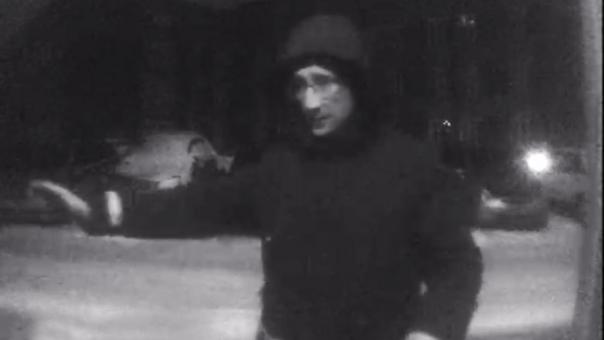 Нападал на женщин в подъезде: серийного грабителя разыскивают в Новосибирске