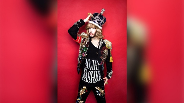 «Не слишком вызывающе?» Стилист Сергей Зверев решил отправиться в военкомат с короной на голове. ФОТО