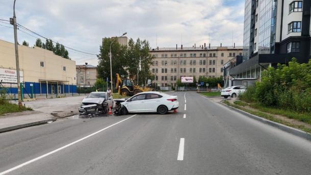 Два Hyundai Solaris столкнулись в Новосибирске: четверо пострадавших