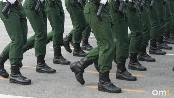 Новосибирские военкоматы приглашают иностранцев, получивших гражданство России, служить по контракту