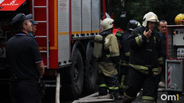 «В квартирах никого не было»: омичи рассказали о пожаре на Маркса