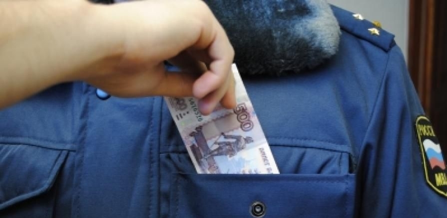 Жителя Омской области за попытку взятки в 500 рублей сотруднику ДПС оштрафовали на 25 тысяч