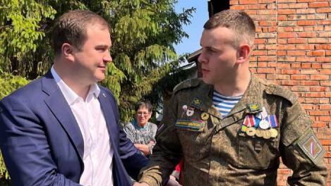 Виталий Хоценко во время поездки в Азовский район встретился с участником СВО