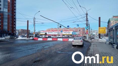 В отношении омского УДХБ завели дело за ямы и заторы на бульваре Архитекторов