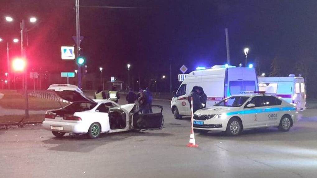 В Омске на 21-й Амурской в жёстком ДТП погиб водитель иномарки. Ребёнок госпитализирован