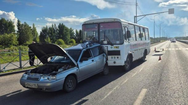 В Омске автобус протаранил остановившийся у светофора автомобиль