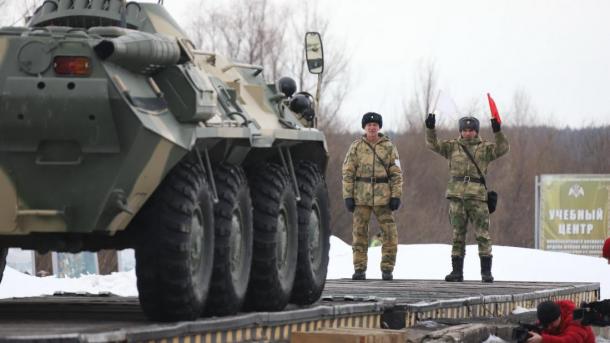 В Новосибирском военном институте Росгвардии прошли соревнования по вождению БТР