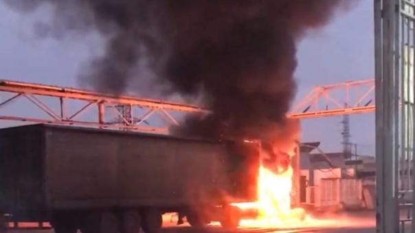 Огонь охватил фуру на территории складов на улице Толмачёвской в Новосибирске