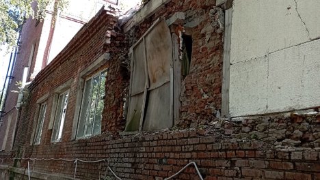 Омичи пожаловались на состояние школы на 17-й Рабочей (фото)