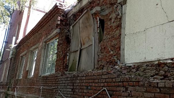 Омичи пожаловались на состояние школы на 17-й Рабочей (фото)