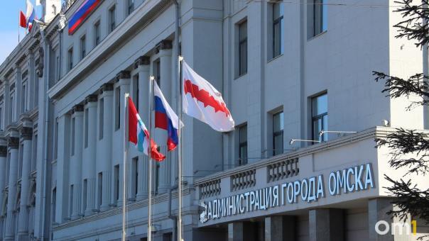 Мэр Омска Шелест поблагодарил замдиректора департамента финансов за работу