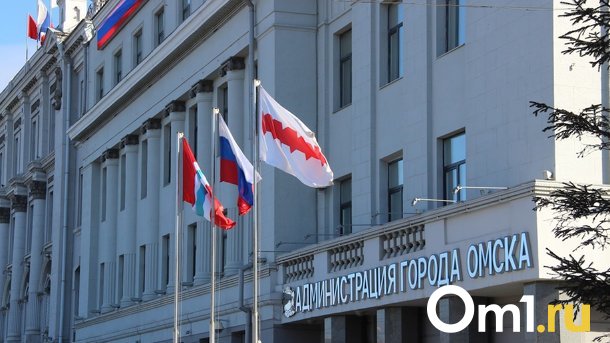 Мэр Омска Шелест поблагодарил замдиректора департамента финансов за работу