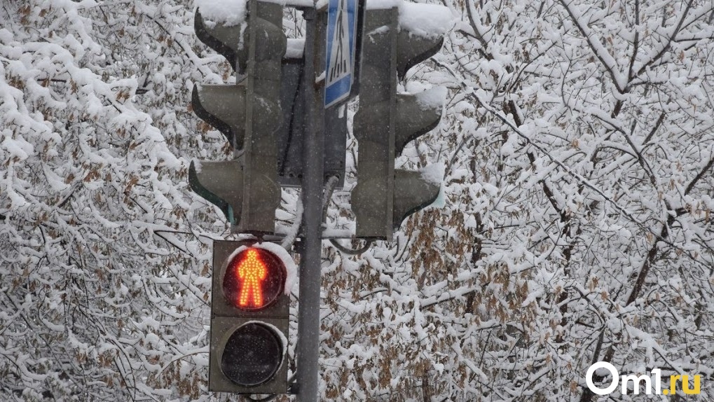 Новый светофор в Омске привёл к масштабным пробкам