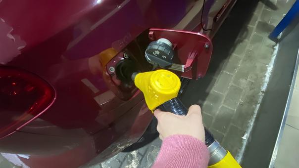 В Омске подешевели бензин и дизельное топливо