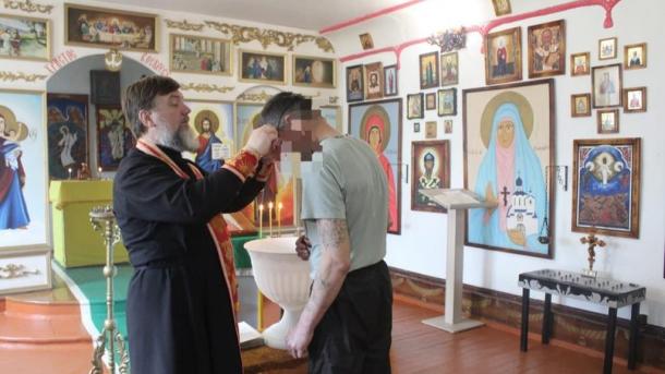 В омской исправительной колонии провели обряд крещения
