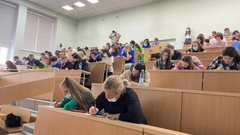 Диктаторы выходного дня: зачем мэр, космонавт и музыкант проверяли грамотность новосибирцев