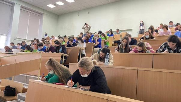 Диктаторы выходного дня: зачем мэр, космонавт и музыкант проверяли грамотность новосибирцев