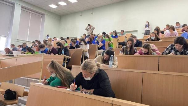 Диктаторы выходного дня: зачем мэр, космонавт и музыкант проверяли грамотность новосибирцев