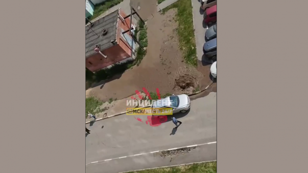 В Омске около парковки на Пригородной начал бить фонтан