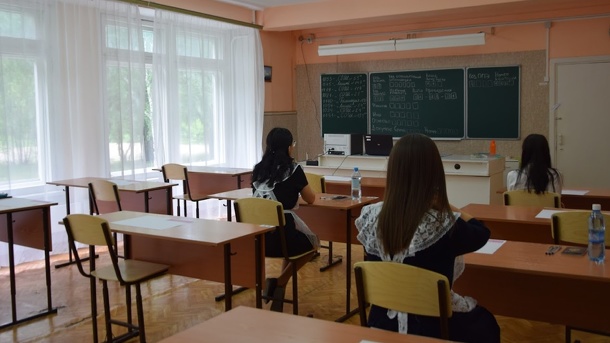 В омские школы ждут на работу учителей