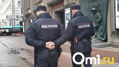 Владелец нелегальной заправки в Новосибирске наехал на ногу полицейскому