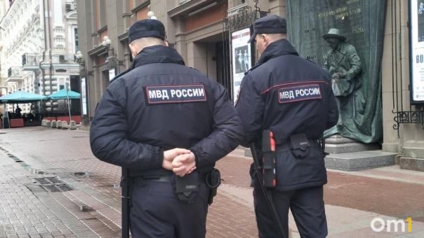 Владелец нелегальной заправки в Новосибирске наехал на ногу полицейскому